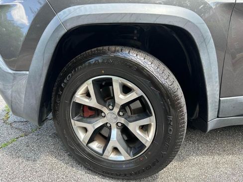 Used 2015 Jeep Cherokee Trailhawk w/ Leather Interior Group AWD/4WD image 4