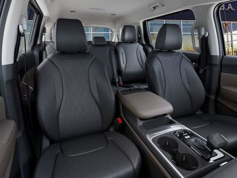 New 2026 Kia Carnival EX FWD image 16