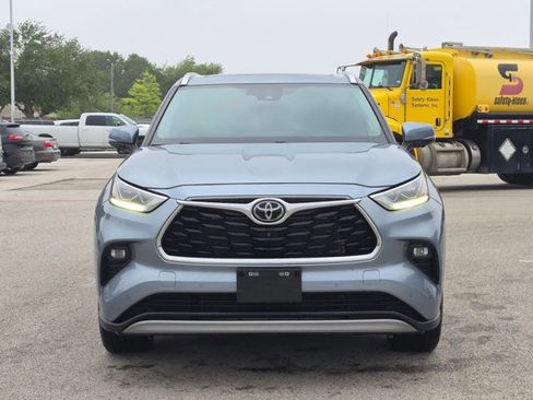 Used 2023 Toyota Highlander Platinum FWD image 2