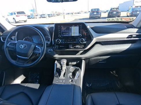 Used 2022 Toyota Highlander XLE image 13