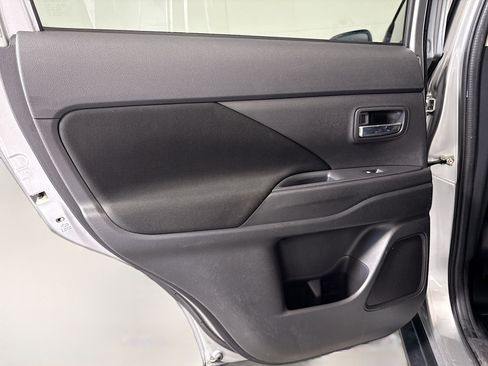 Used 2018 Mitsubishi Outlander ES FWD image 25