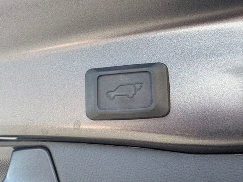 Used 2023 Toyota RAV4 XLE Premium image 9