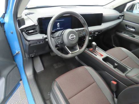 Used 2025 Nissan Kicks SR image 9