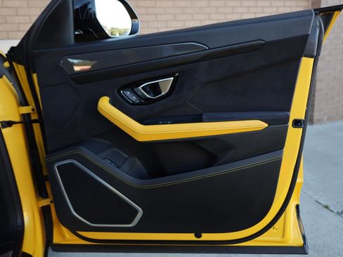 Used 2021 Lamborghini Urus AWD/4WD image 36