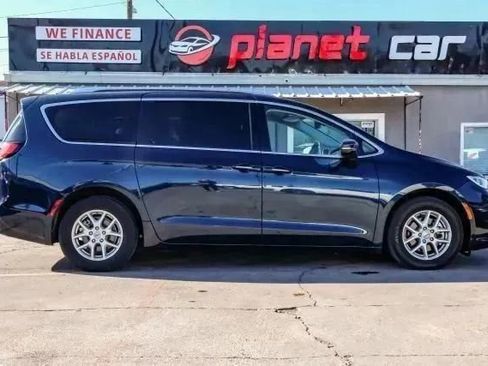 Used 2021 Chrysler Pacifica Touring-L image 7
