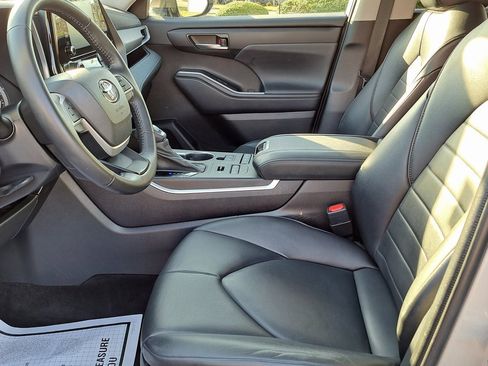 Used 2022 Toyota Highlander XLE image 29