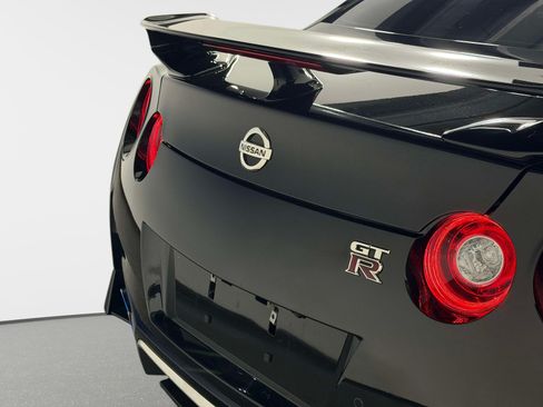 Used 2021 Nissan GT-R Premium AWD/4WD image 16