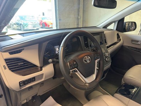 Used 2016 Toyota Sienna XLE Premium FWD image 34