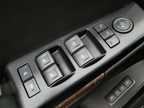 Used 2018 Chevrolet Suburban LT w/ Luxury Package AWD/4WD image 25