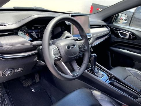 Used 2022 Jeep Compass Latitude FWD image 2