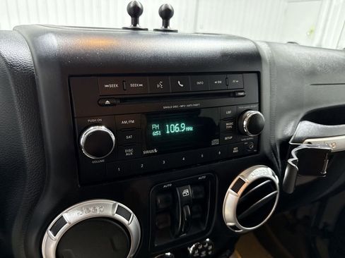Used 2015 Jeep Wrangler Unlimited Rubicon w/ Connectivity Group AWD/4WD image 13