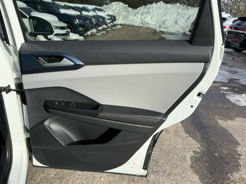 Used 2024 Volkswagen Taos SE image 11