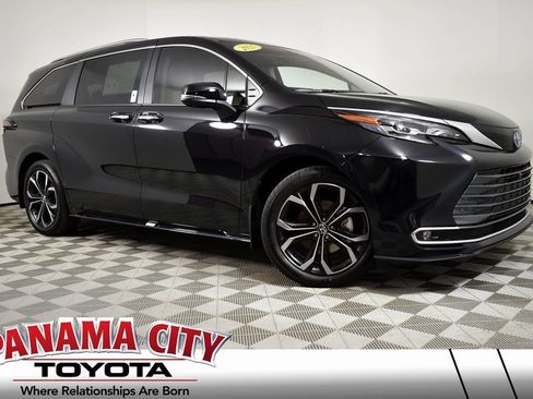 Certified 2025 Toyota Sienna Platinum image 1