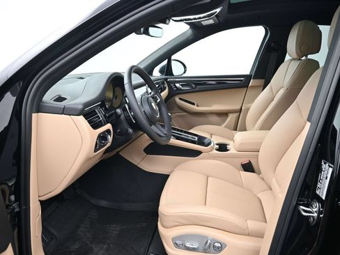 Certified 2026 Porsche Macan AWD/4WD image 4