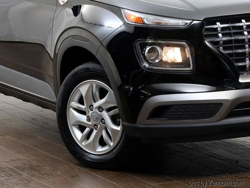 Used 2020 Hyundai Venue SEL FWD image 3