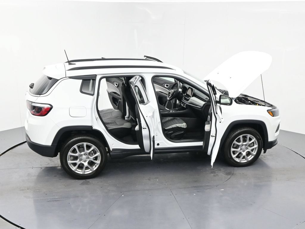 Used 2024 Jeep Compass Latitude AWD/4WD image 26