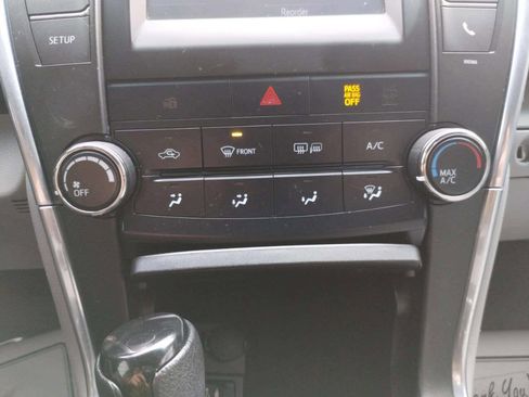 Used 2015 Toyota Camry LE image 30