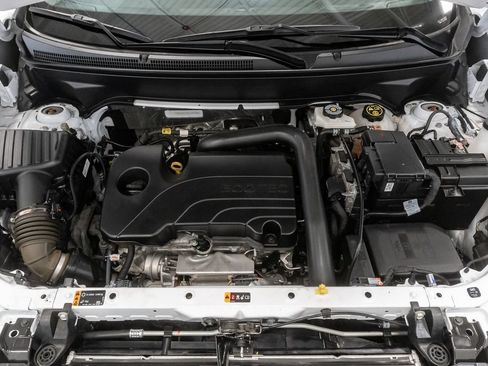 Used 2023 Chevrolet Equinox LS w/ LS Convenience Package FWD image 3