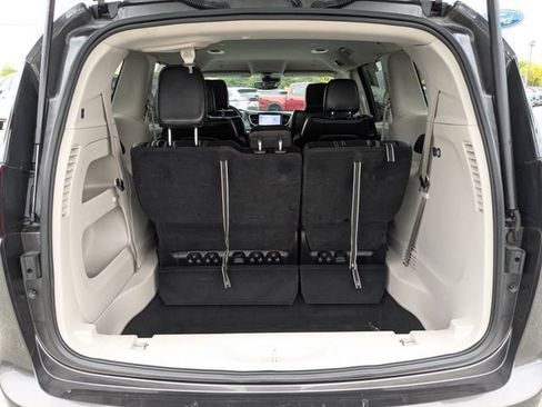 Used 2023 Chrysler Pacifica Touring-L FWD image 20