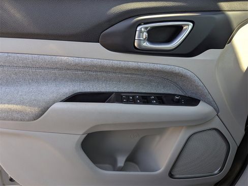 Used 2022 Jeep Compass Latitude image 24