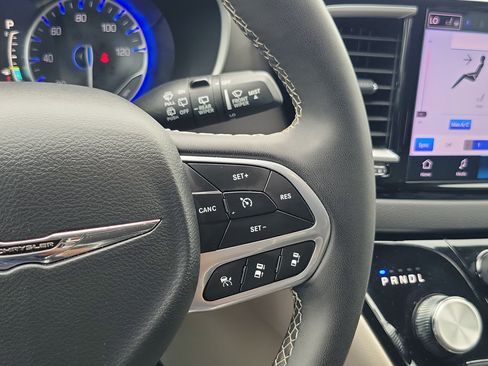 Used 2024 Chrysler Pacifica Touring-L FWD image 23
