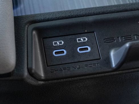 Used 2025 Toyota Sienna LE FWD image 32