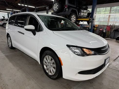 Used 2021 Chrysler Voyager L FWD image 5
