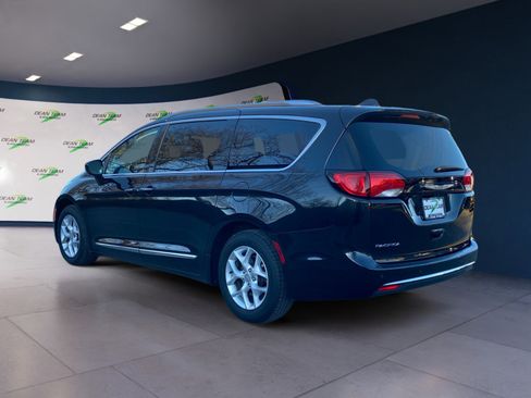 Used 2018 Chrysler Pacifica Touring-L w/ Tire & Wheel Group image 4
