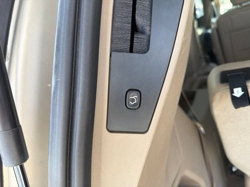Used 2013 Chrysler Town & Country Touring-L w/ Driver Convenience Group FWD image 19