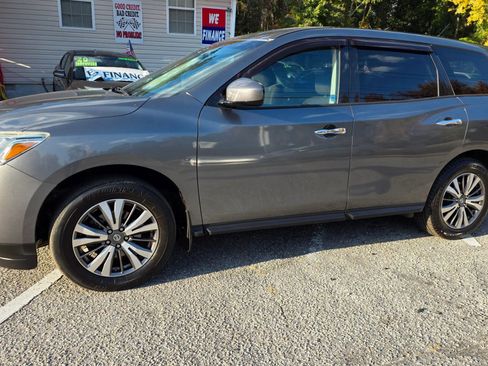 Used 2015 Nissan Pathfinder S image 2
