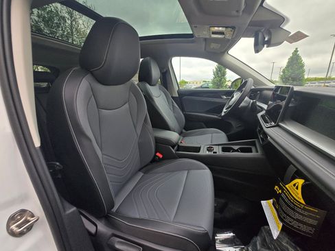 New 2026 Volkswagen Tiguan SE AWD/4WD image 9