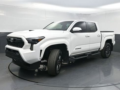 Used 2025 Toyota Tacoma TRD Sport w/ TRD Sport Upgrade Package AWD/4WD image 5