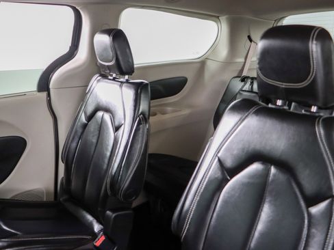 Used 2023 Chrysler Pacifica Touring-L FWD image 24