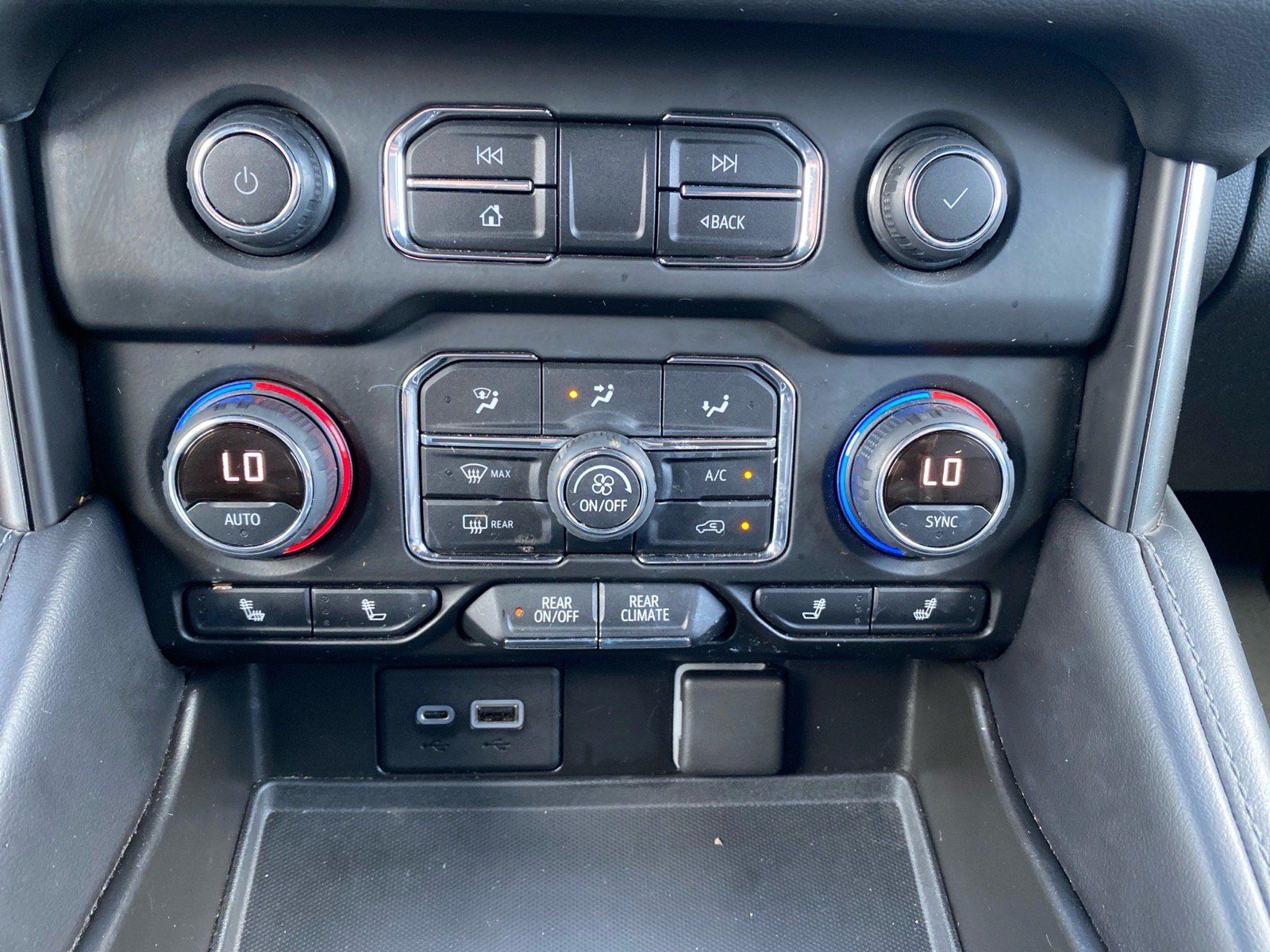 Used 2021 Chevrolet Suburban LT w/ LT Signature Package RWD image 9