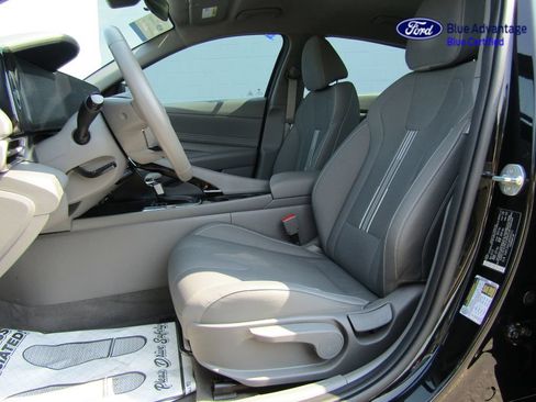 Used 2023 Hyundai Elantra SEL w/ Convenience Package FWD image 3