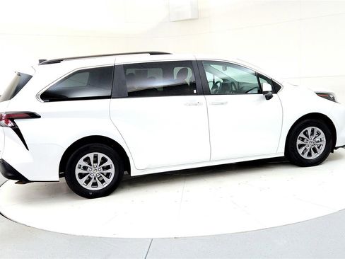 Certified 2024 Toyota Sienna XLE image 6