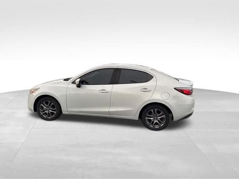 Used 2019 Toyota Yaris L image 8