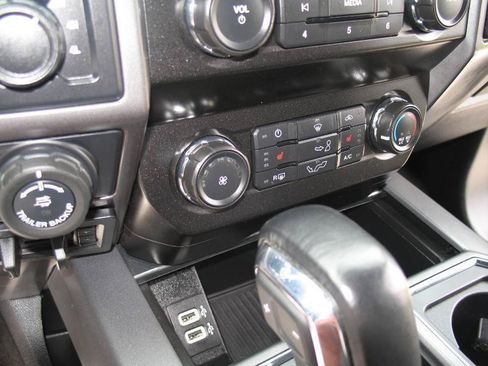 Used 2020 Ford F150 XLT w/ Equipment Group 302A Luxury AWD/4WD image 42