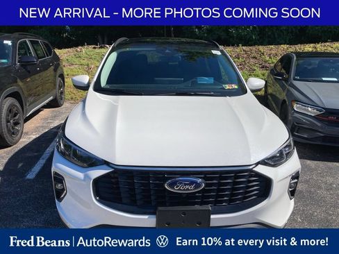 Used 2023 Ford Escape Platinum w/ Premium Technology Package AWD/4WD image 2