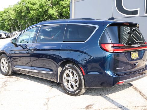 Used 2023 Chrysler Pacifica Limited FWD image 6