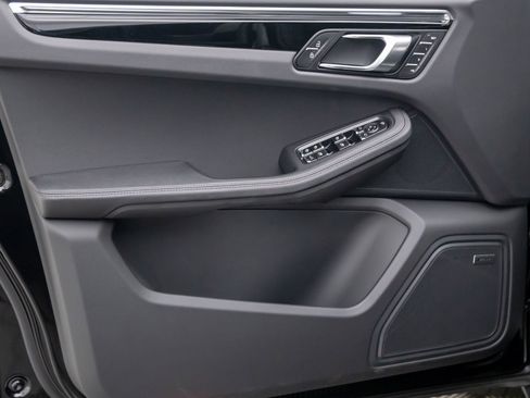 Used 2025 Porsche Macan image 14