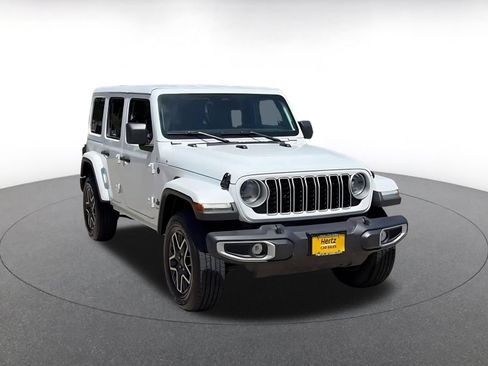 Used 2025 Jeep Wrangler Unlimited Sahara AWD/4WD image 3