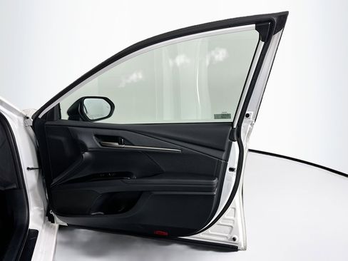 Used 2025 Toyota Camry SE image 32