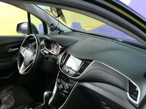 Used 2019 Chevrolet Trax LT w/ LT Convenience Package FWD image 11