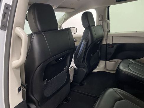 Used 2024 Chrysler Pacifica Touring-L FWD image 15