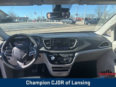 Used 2024 Chrysler Pacifica Touring-L image 18