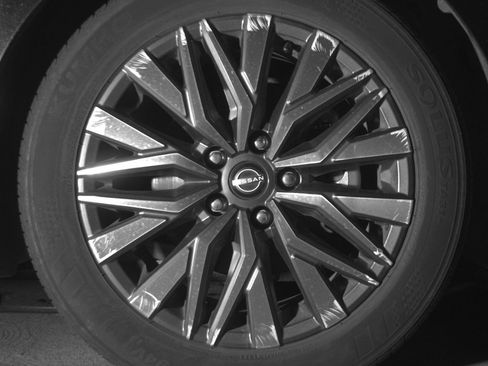 Used 2025 Nissan Altima 2.5 SV FWD image 13