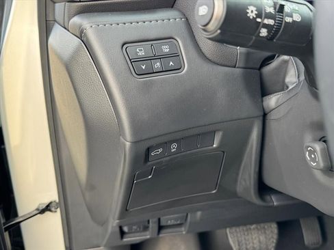 Used 2024 Lexus LX 600 4WD w/ Luxury Package image 21