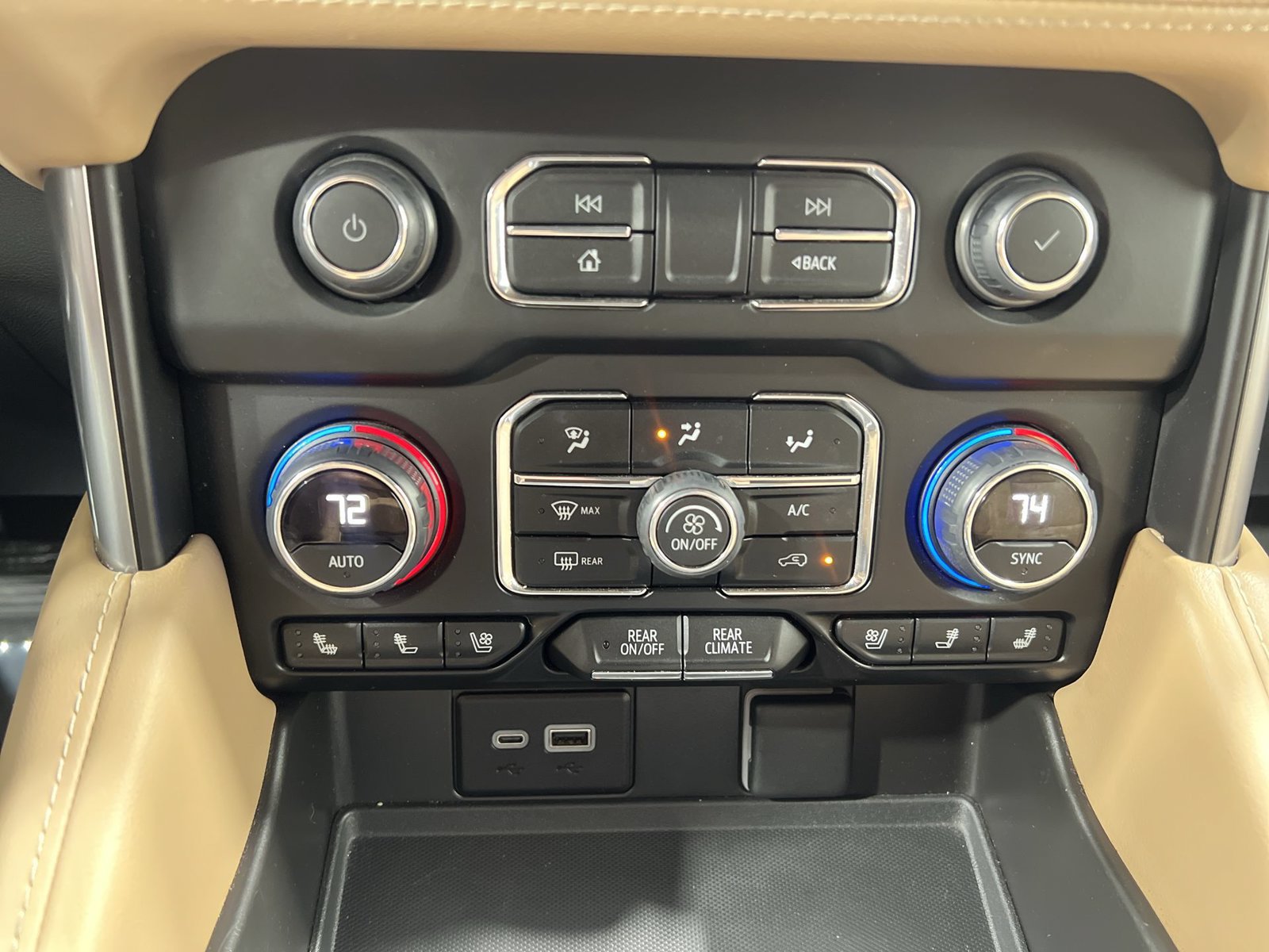 Used 2024 Chevrolet Suburban Premier AWD/4WD image 19
