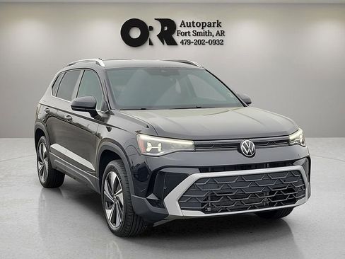 Used 2025 Volkswagen Taos SE image 1